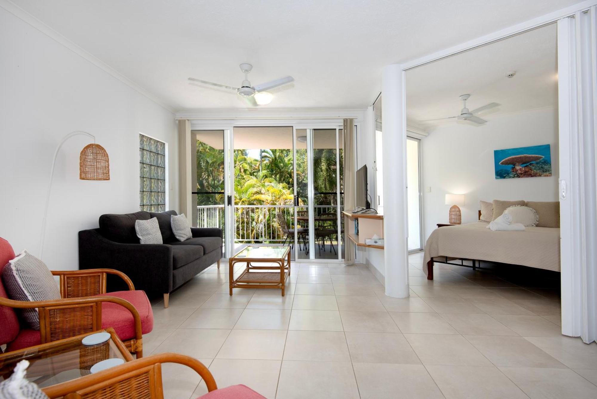 Golden Sands Beachfront Resort 요키스넙 외부 사진